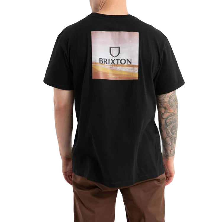 ALPHA SQUARE S/S TEE BLACK/GOLD/BROWN - Maglietta Girocollo Uomo Nera 16428-BKGBN . BRIXTON 