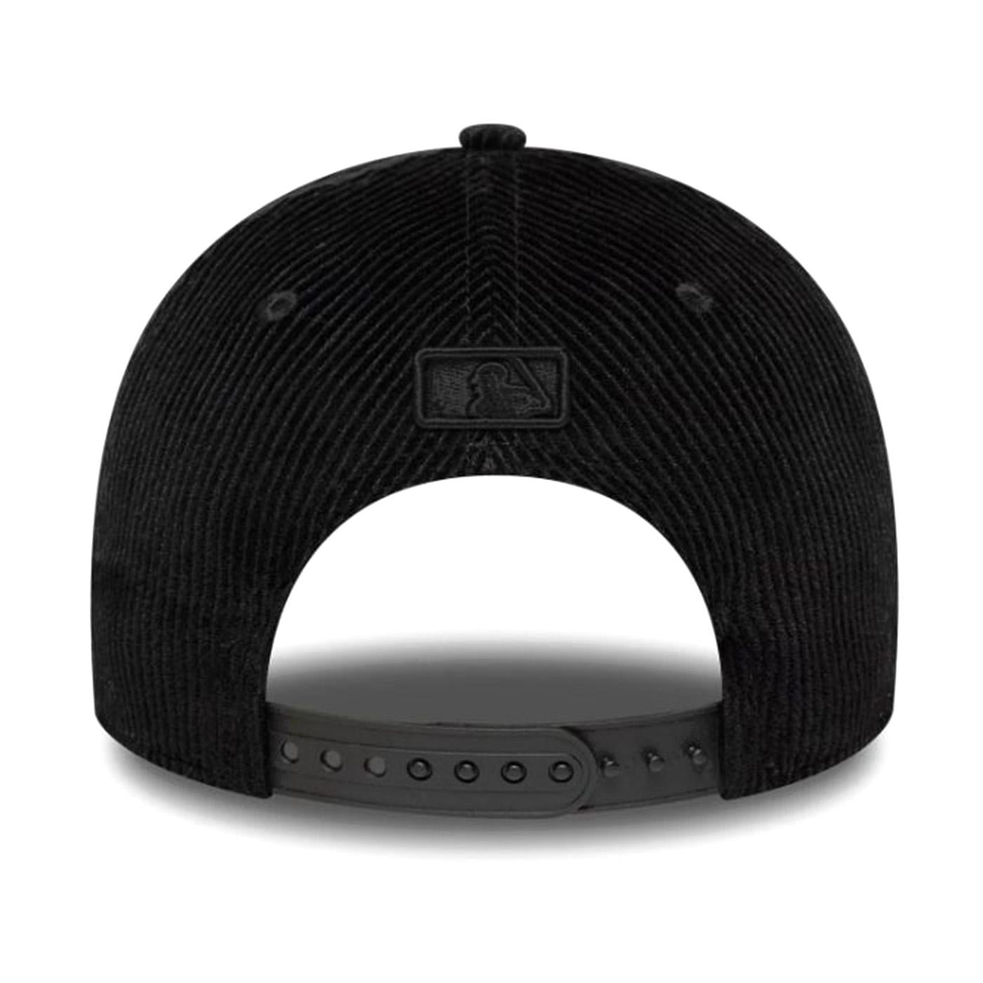 Cord 9FORTY® McCrown Chicago Black - Cappellino con Visiera Uomo Nero<BR/><BR/><BR/><BR/>Materiale: 100% cotone<BR/><BR/><BR/>Struttura: morbida con pannelli classici<BR/><BR/><BR/>Chiusura: regolabile con cinturino posteriore<BR/><BR/><BR/>Visiera  60758924 WHITE SOX BLK NEW ERA 