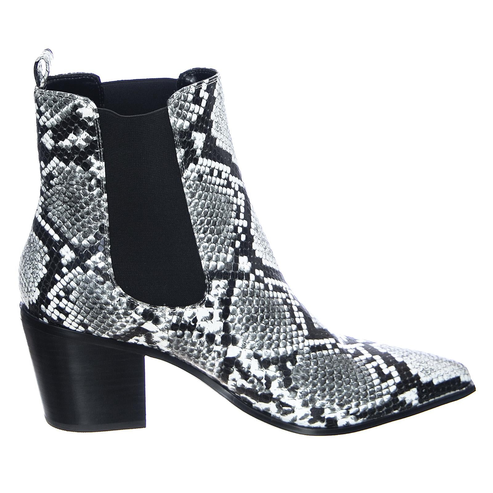  BFSFRANCES-SNAKE  BUFFALO 